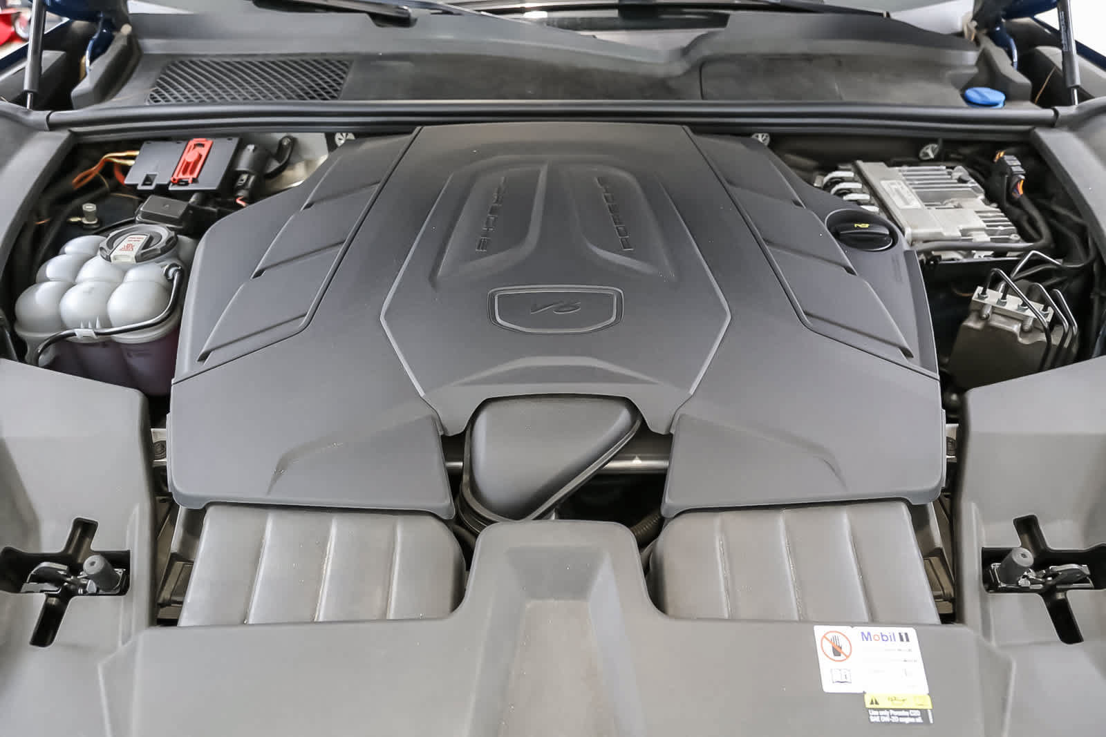 Certified 2024 Porsche Cayenne AWD/4WD image 32