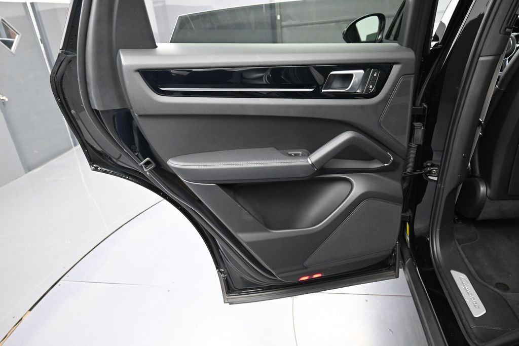 Certified 2023 Porsche Cayenne Platinum Edition AWD/4WD image 23