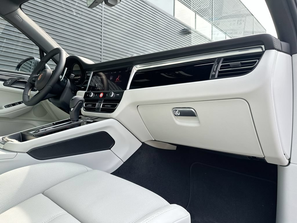New 2026 Porsche Macan AWD/4WD image 31