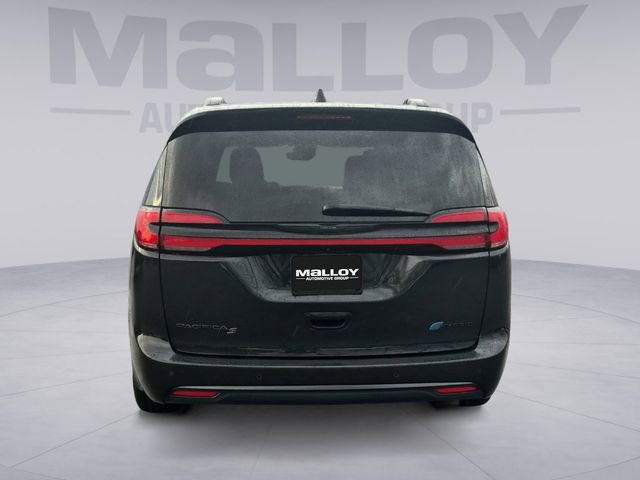 Used 2024 Chrysler Pacifica Premium image 4