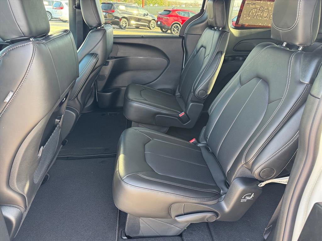 New 2026 Chrysler Pacifica Select AWD/4WD image 9