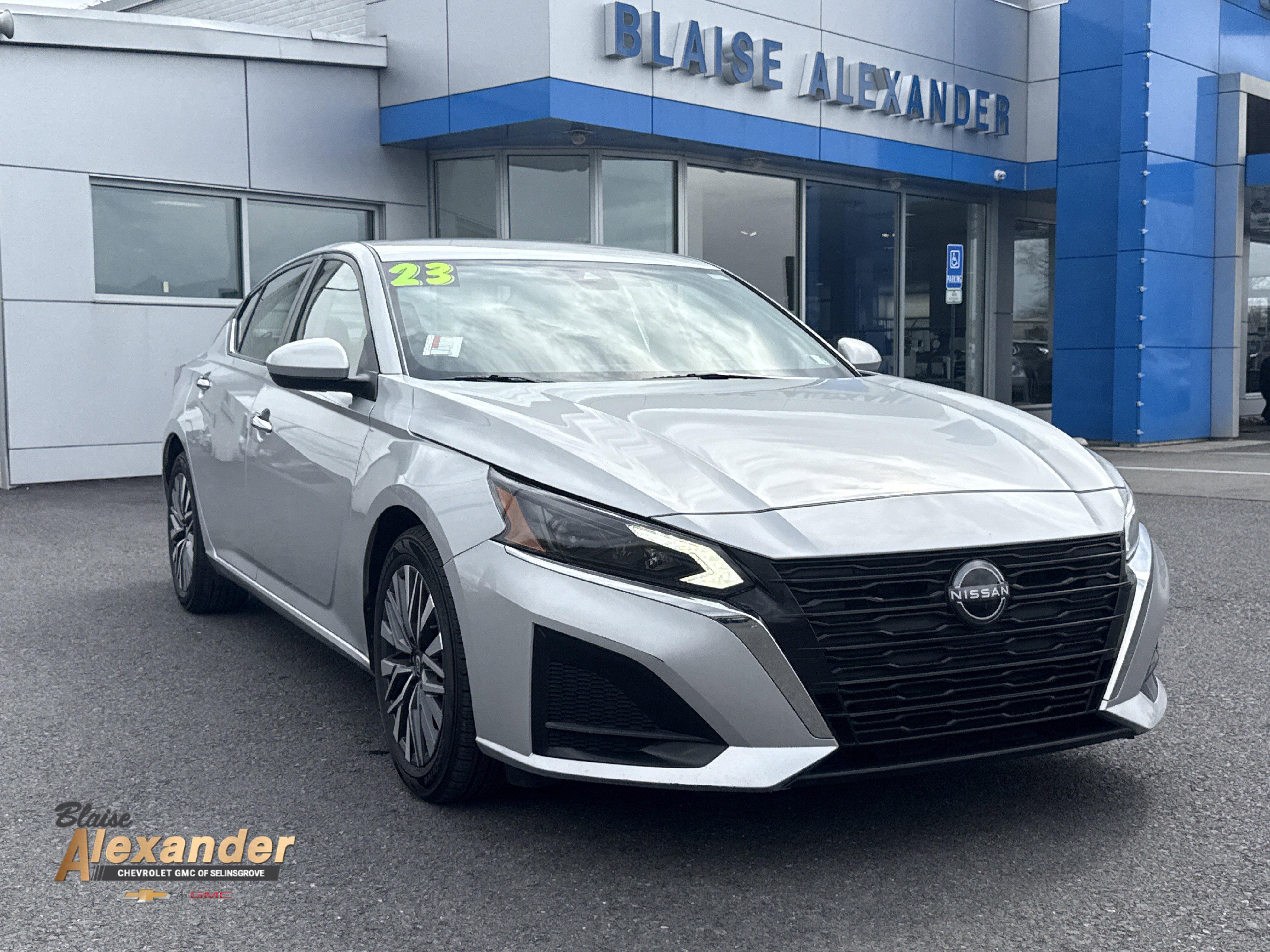 Used 2023 Nissan Altima 2.5 SV FWD image 1