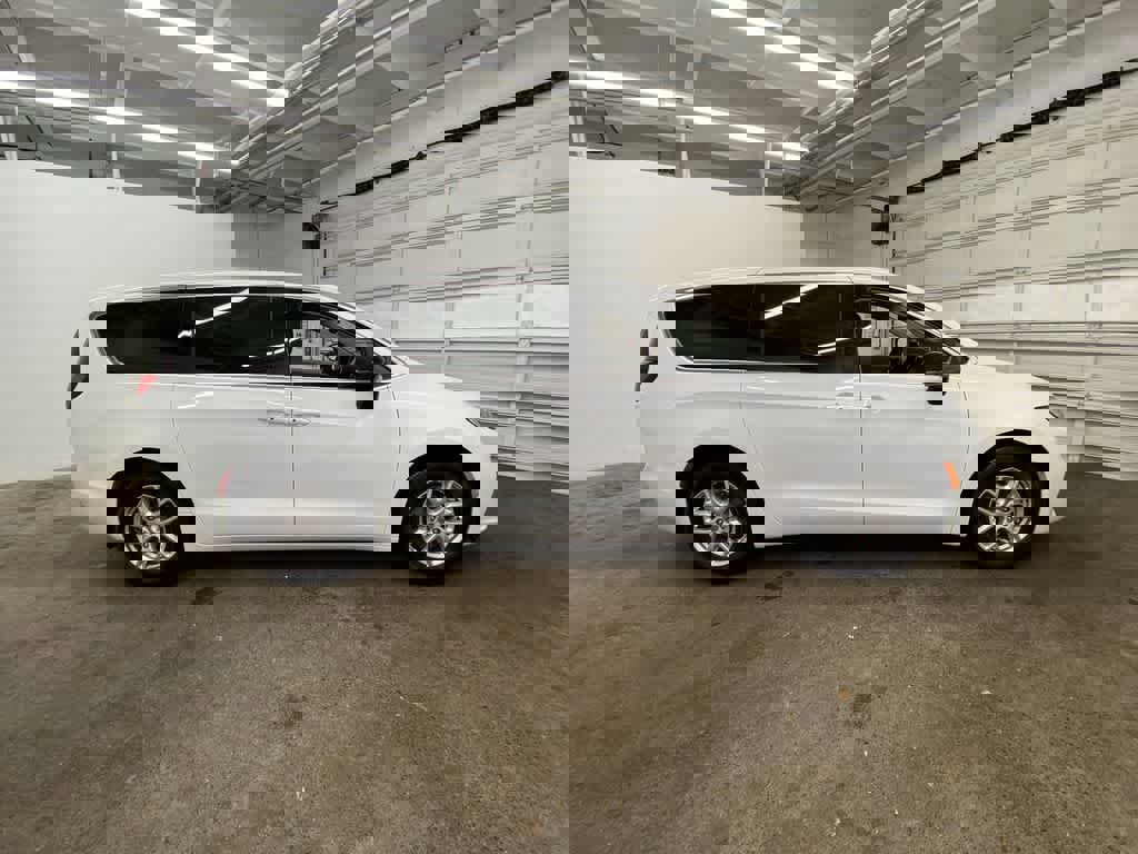 Used 2024 Chrysler Pacifica Touring-L image 7