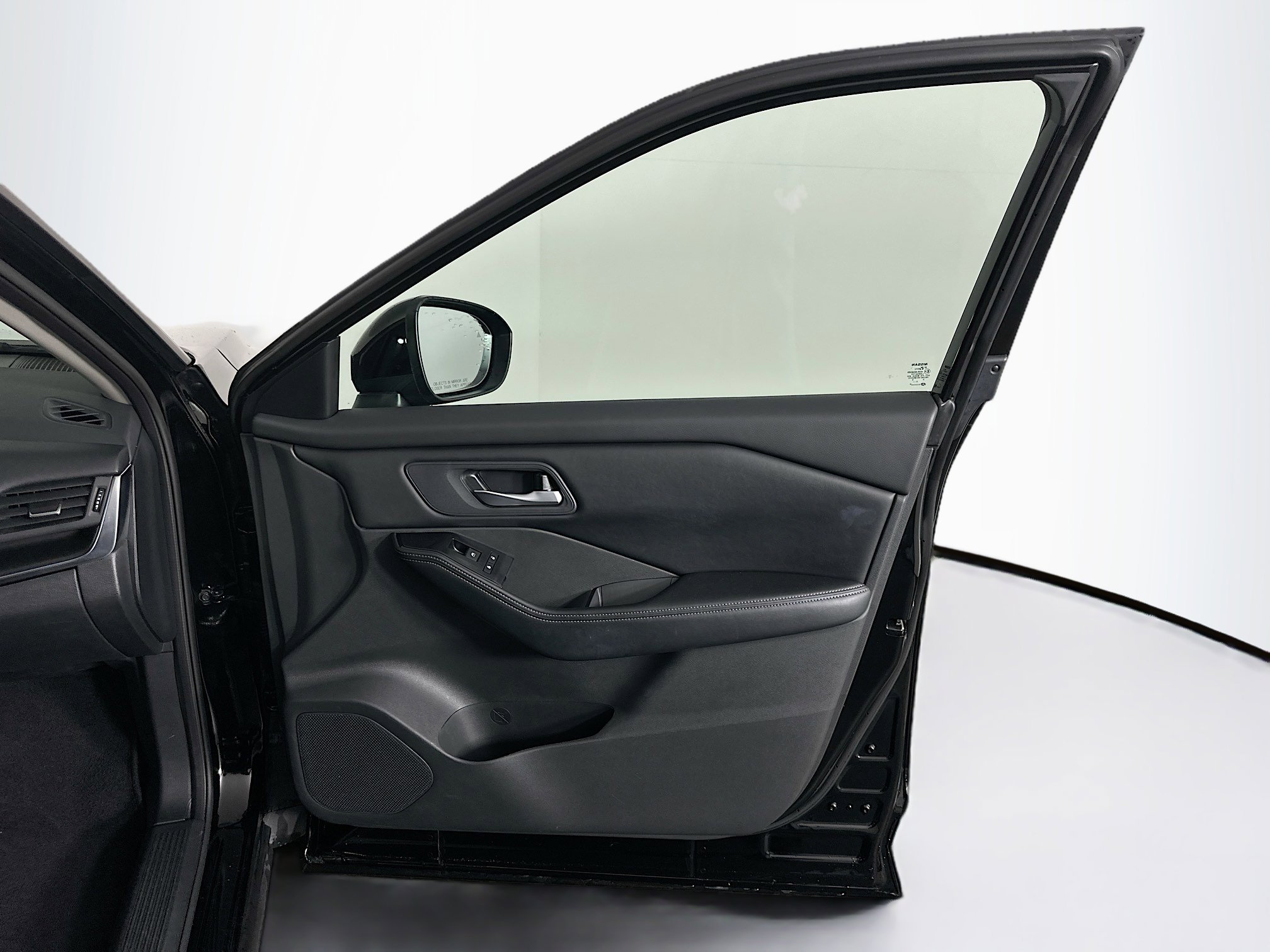 Used 2025 Nissan Rogue SV FWD image 32