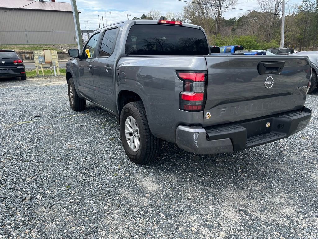 Used 2024 Nissan Frontier SV image 3