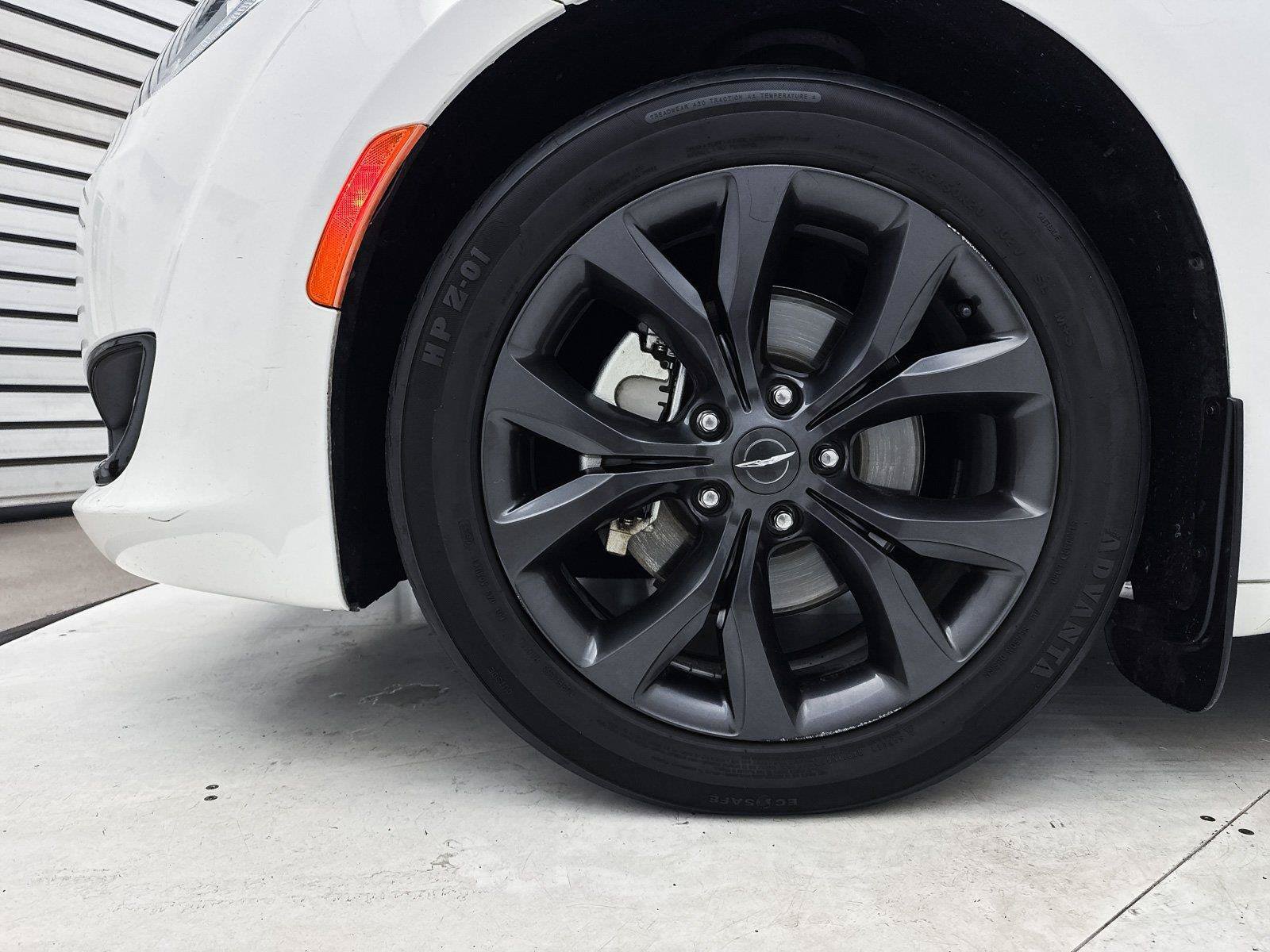 Used 2018 Chrysler Pacifica Touring Plus w/ S Appearance Package FWD image 18