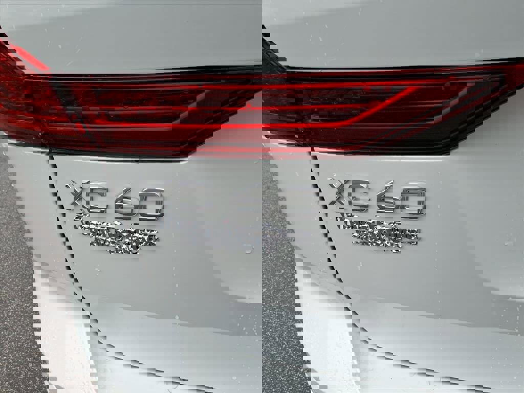 Certified 2025 Volvo XC60 B5 Plus image 5