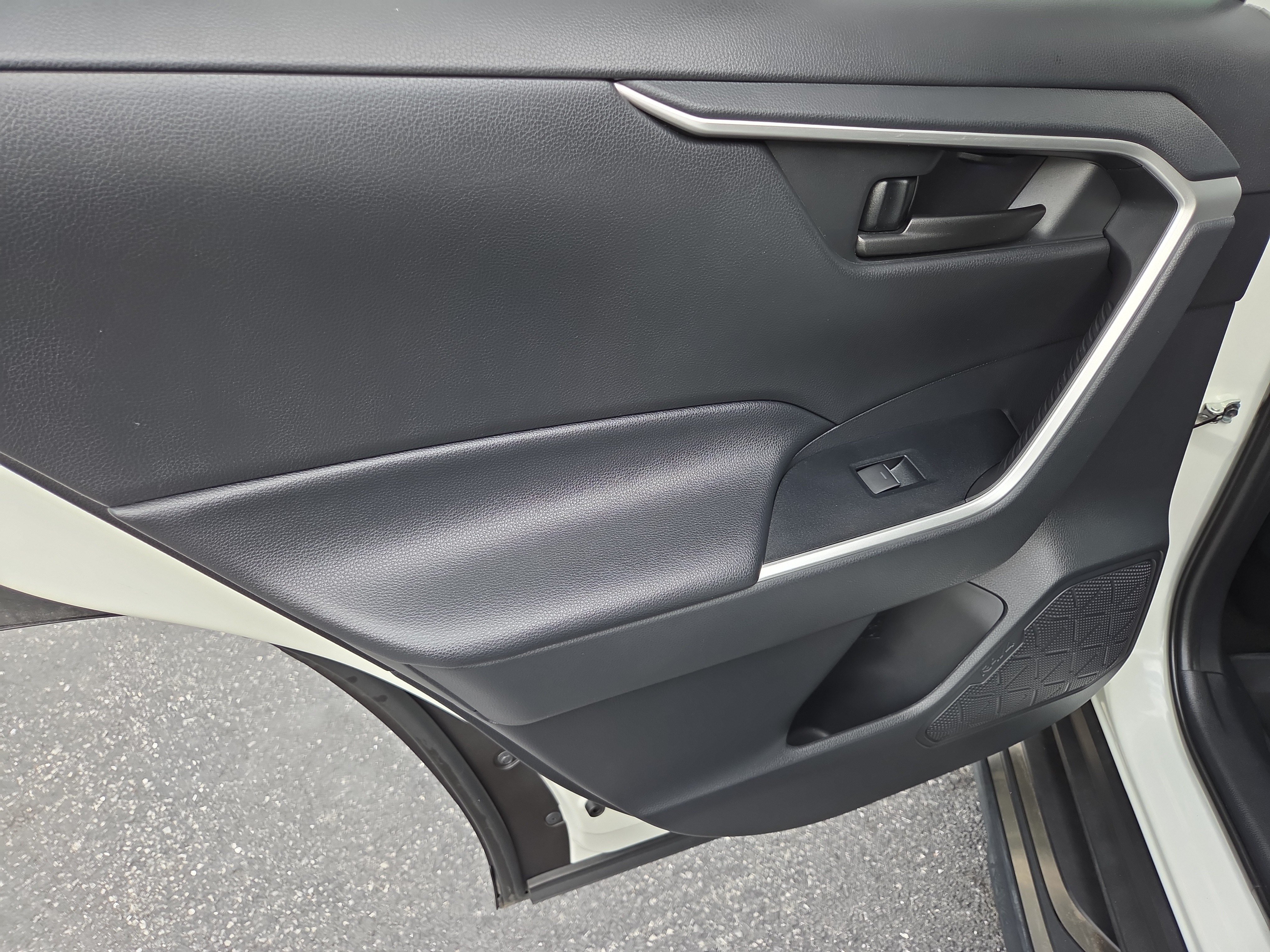 Used 2019 Toyota RAV4 LE AWD/4WD image 22