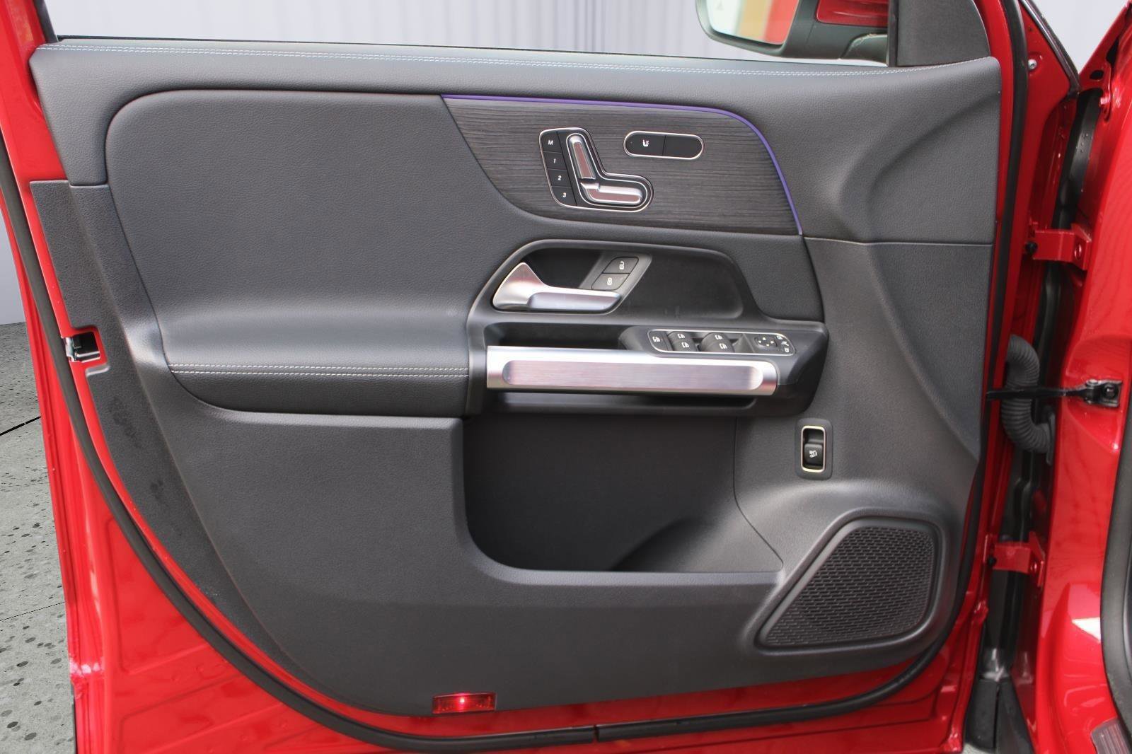 Used 2023 Mercedes-Benz EQB 300 4MATIC image 41