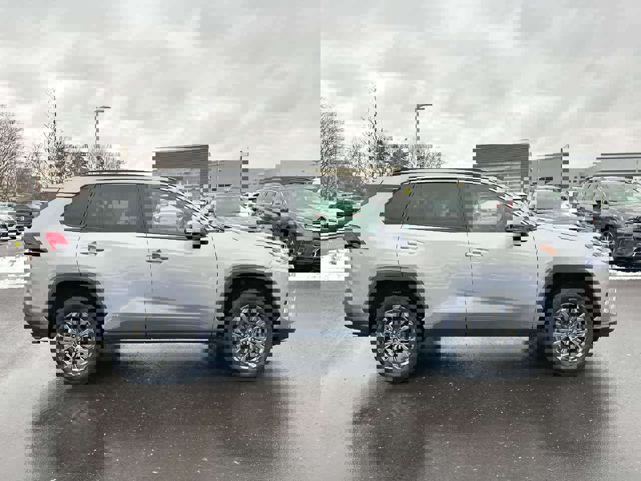 Used 2022 Toyota RAV4 XLE Premium image 14