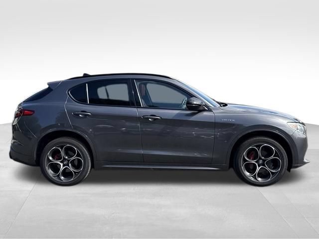 Used 2022 Alfa Romeo Stelvio Veloce AWD/4WD image 9