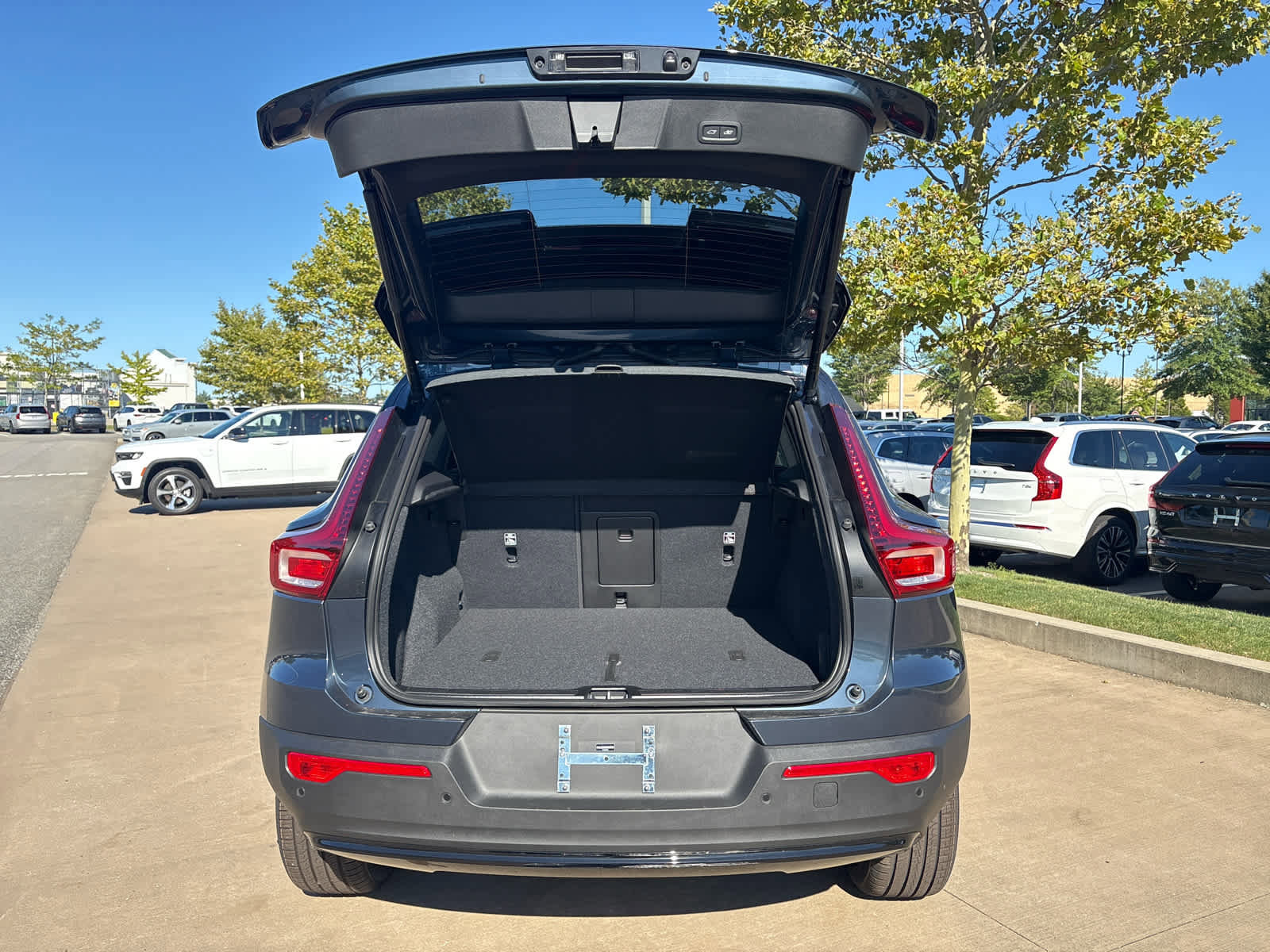 New 2026 Volvo XC40 B5 Ultra w/ Protection Package Premier image 7