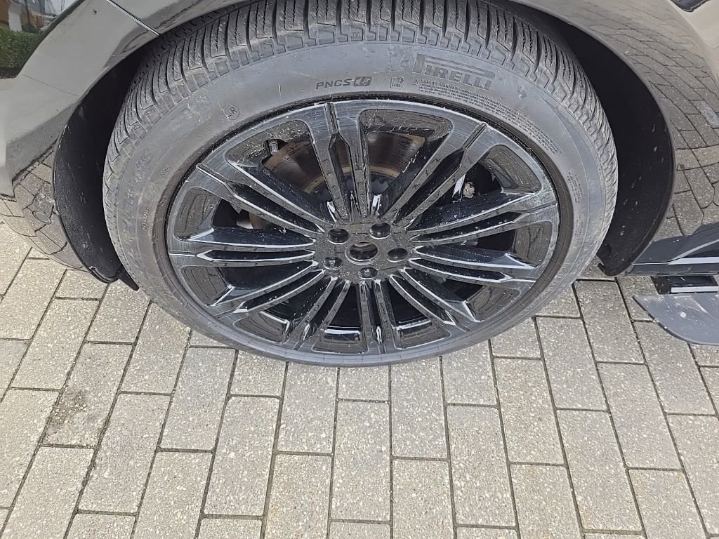 Used 2025 Land Rover Range Rover Autobiography image 10