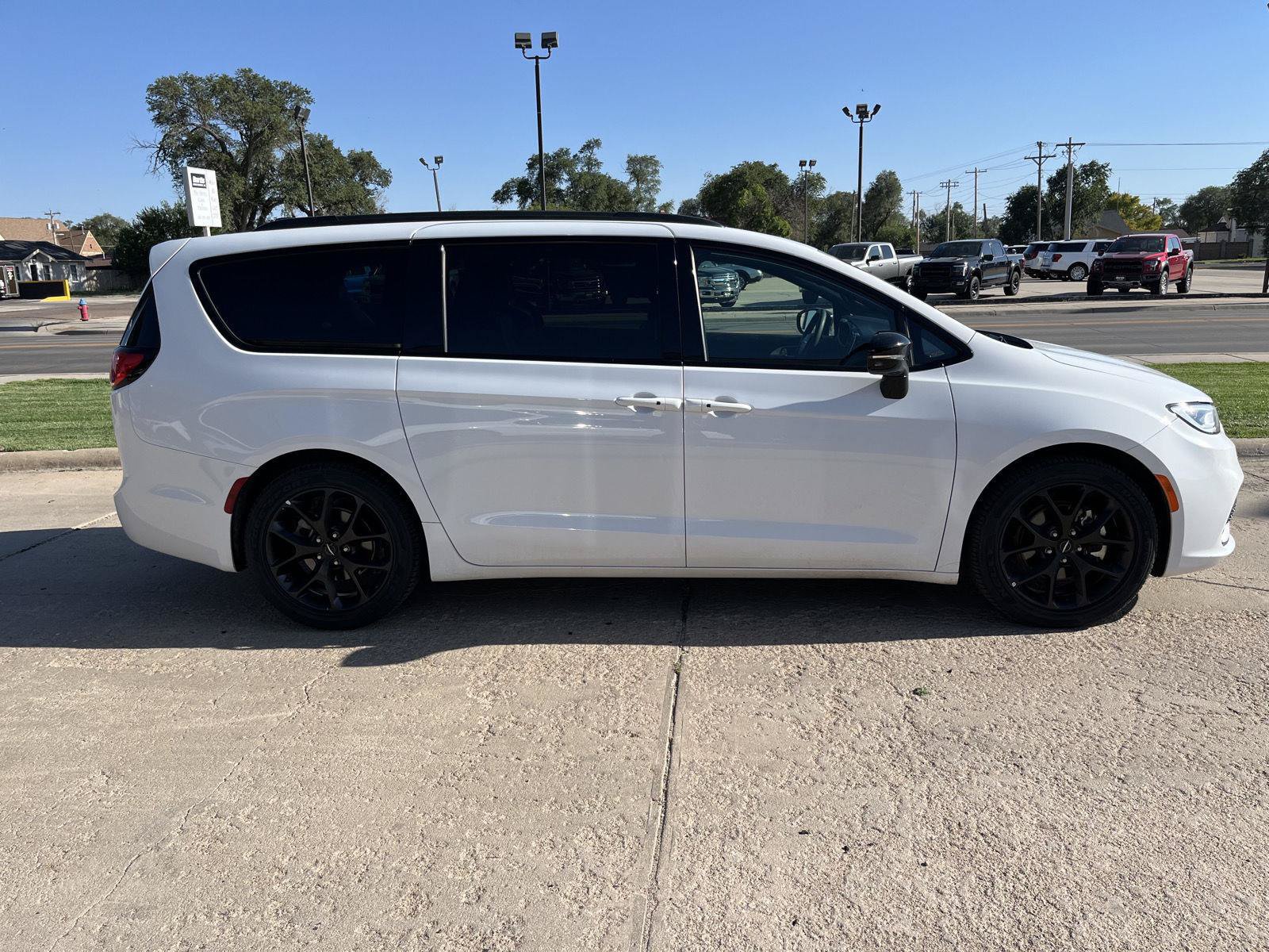Used 2025 Chrysler Pacifica Limited FWD image 5