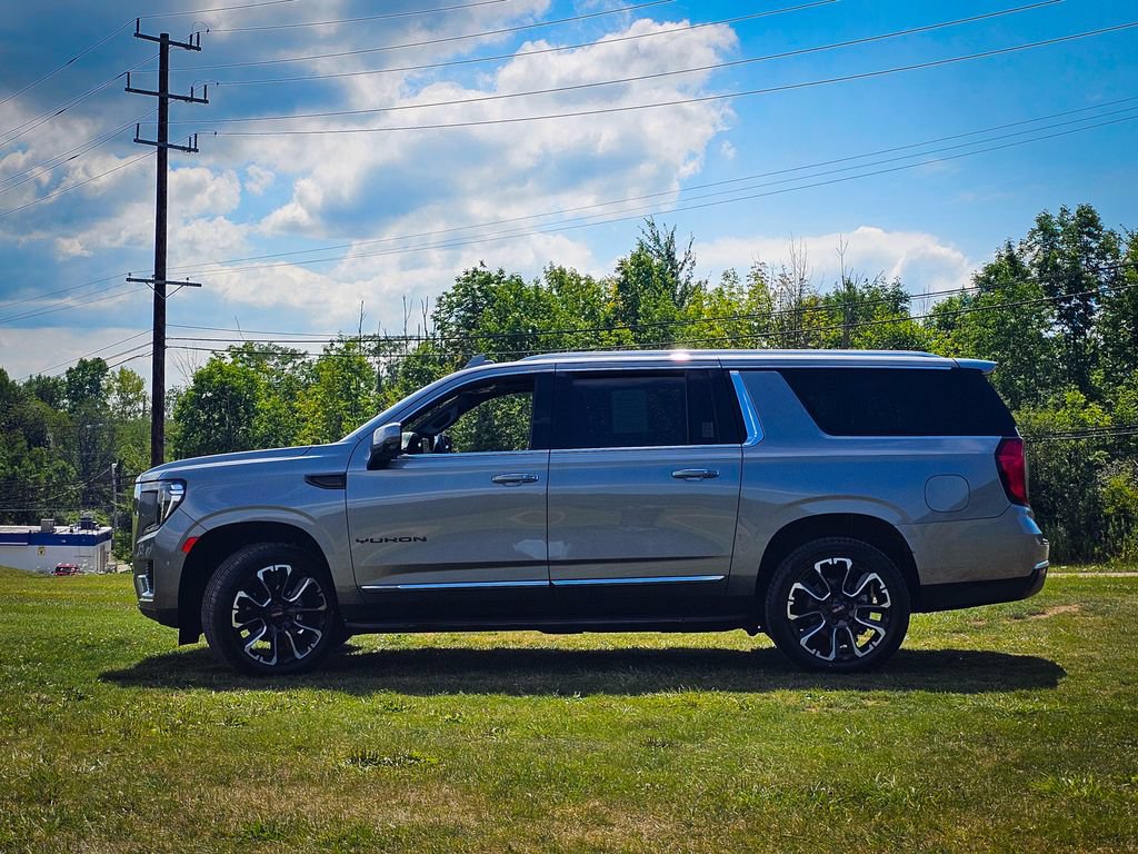 Used 2022 GMC Yukon XL SLT w/ SLT Premium Package AWD/4WD image 7