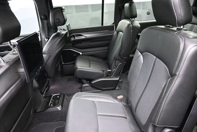 Used 2025 Jeep Wagoneer Series III w/ Premium Group I AWD/4WD image 19