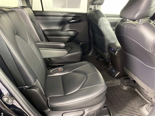 Used 2022 Toyota Highlander XLE image 12
