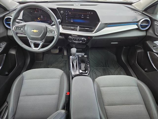 Used 2025 Chevrolet Trax LT w/ Sunroof Package image 17