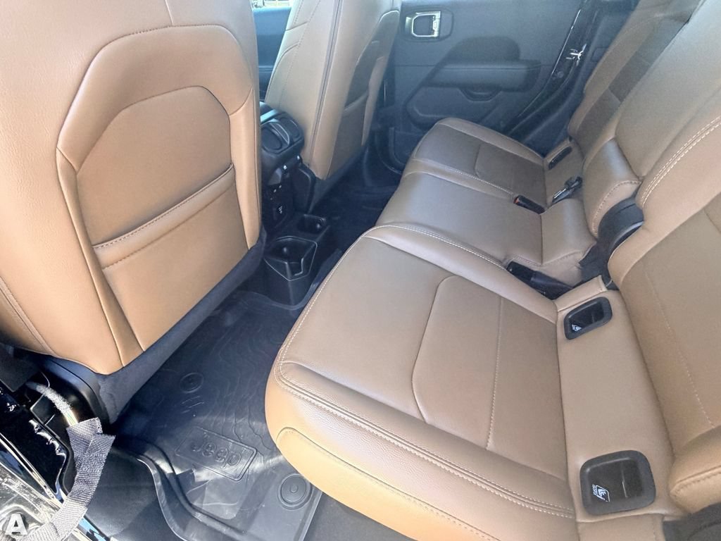 Used 2023 Jeep Gladiator Overland w/ LED Lighting Group AWD/4WD image 13