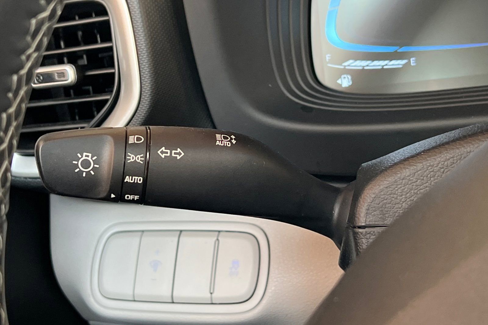 Used 2025 Hyundai Venue SEL image 33