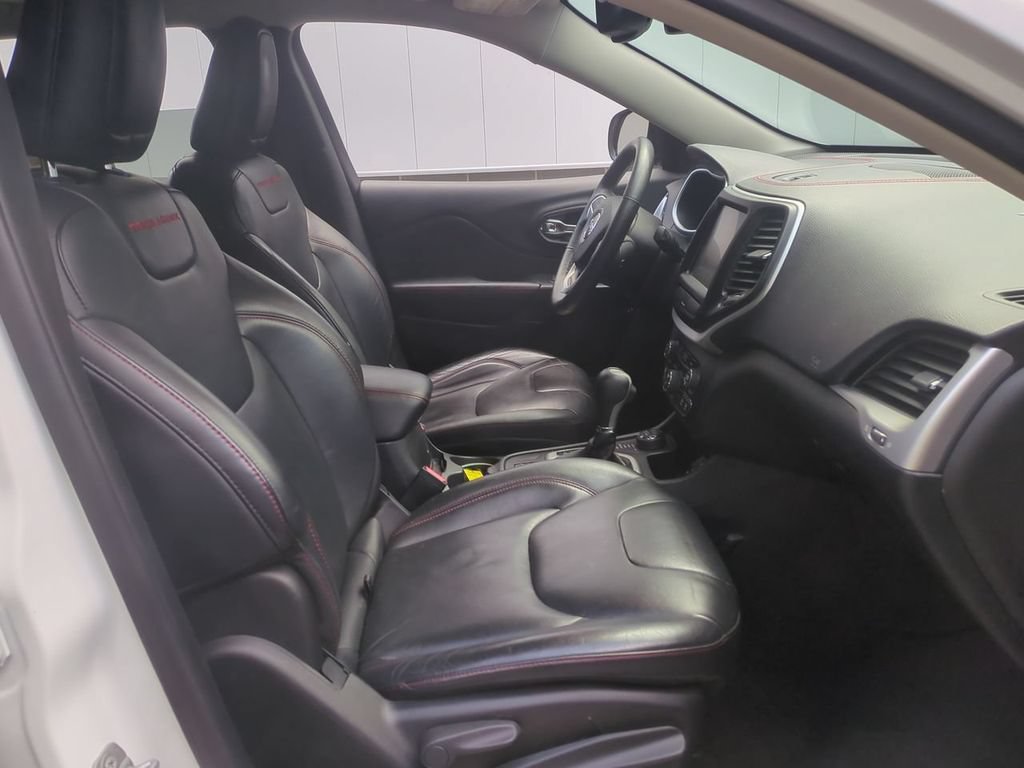 Used 2016 Jeep Cherokee Trailhawk AWD/4WD image 29