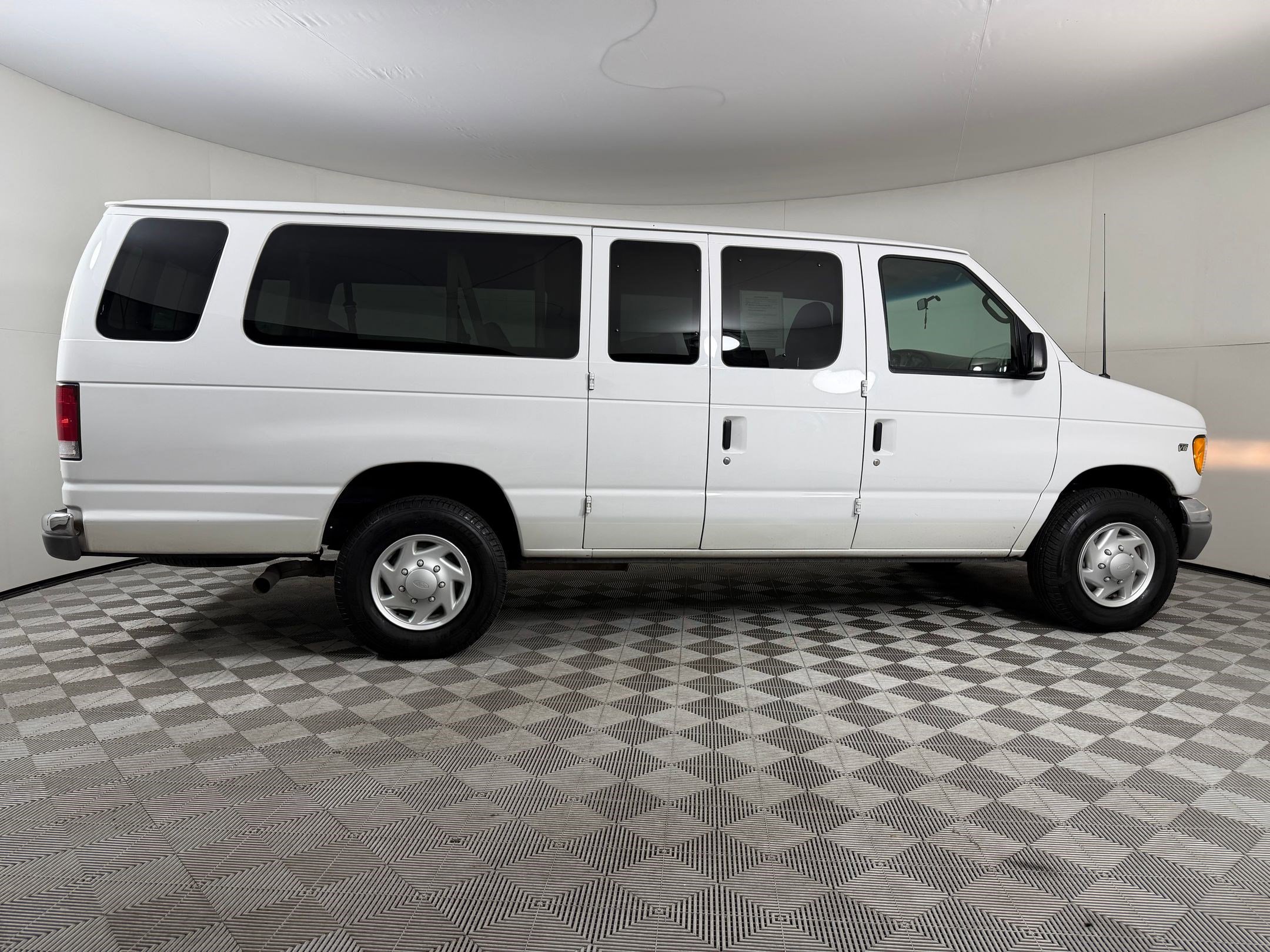 Used 2001 Ford E-350 and Econoline 350 Club Wagon image 7