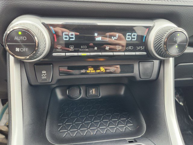 Used 2025 Toyota RAV4 XLE image 42