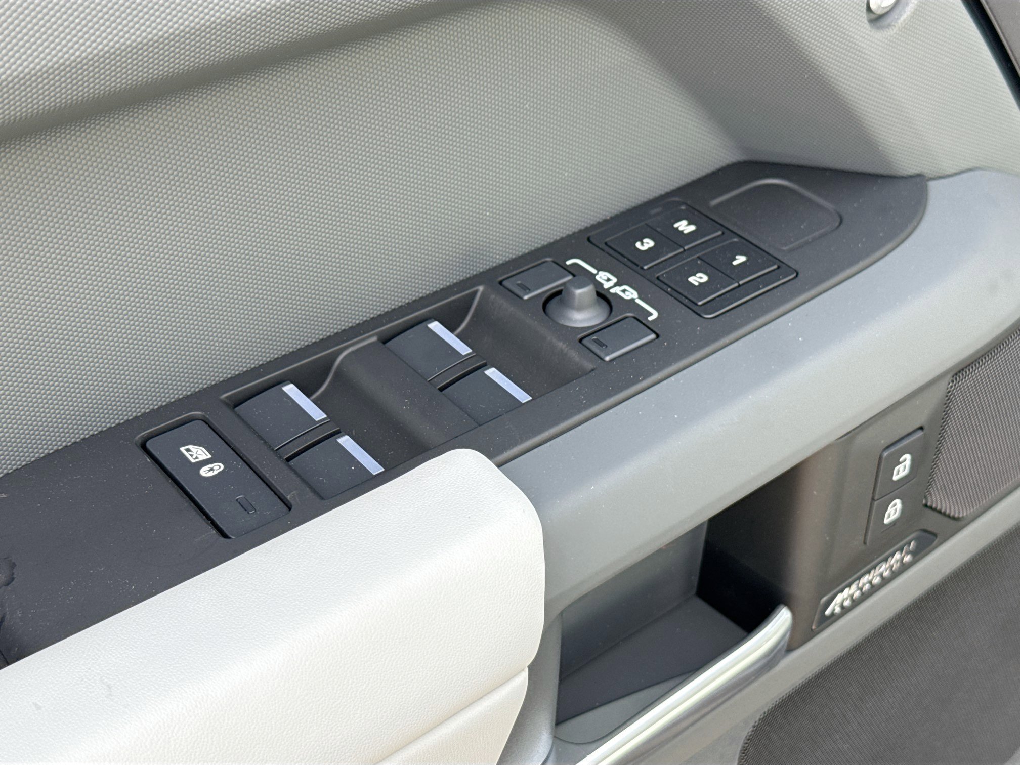 New 2026 Land Rover Defender 110 X-Dynamic SE image 23