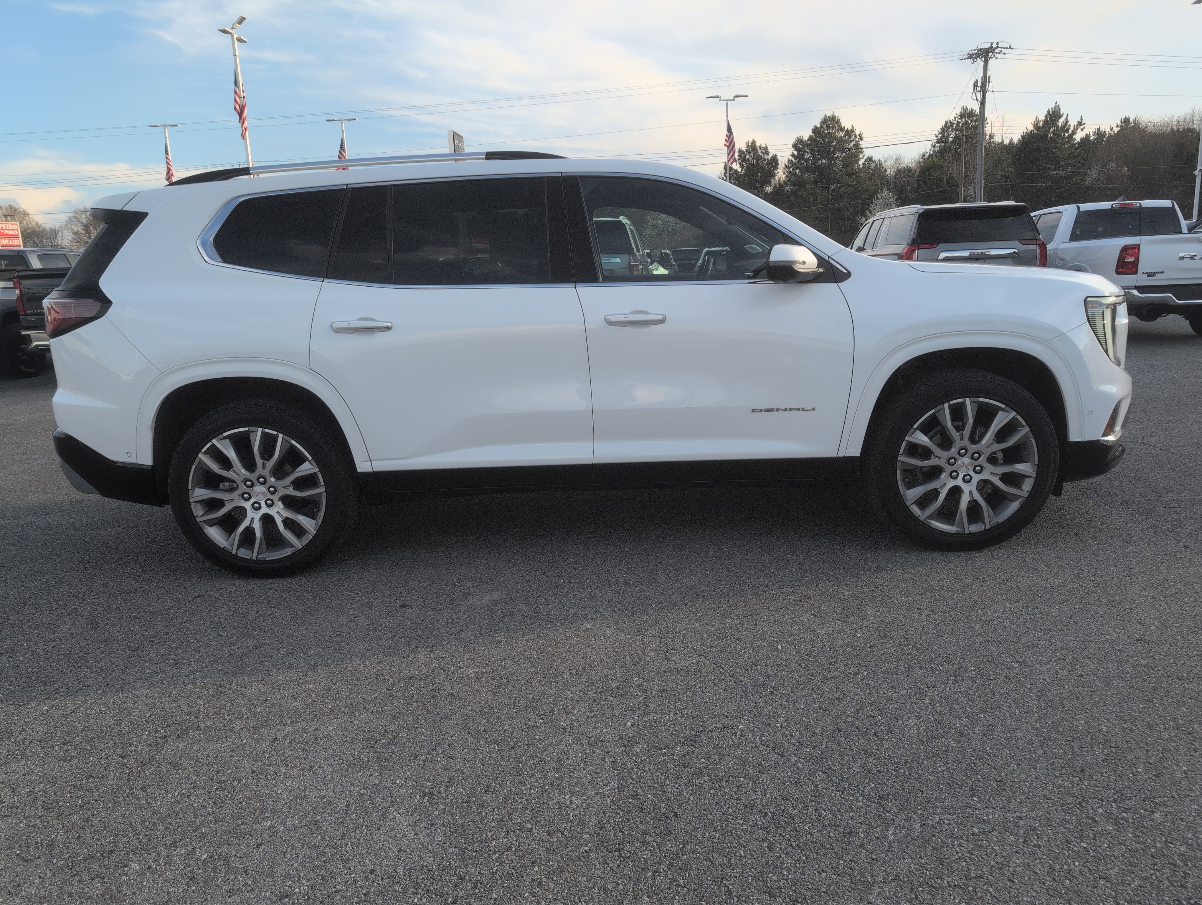 Used 2025 GMC Acadia Denali w/ Super Cruise Package image 12