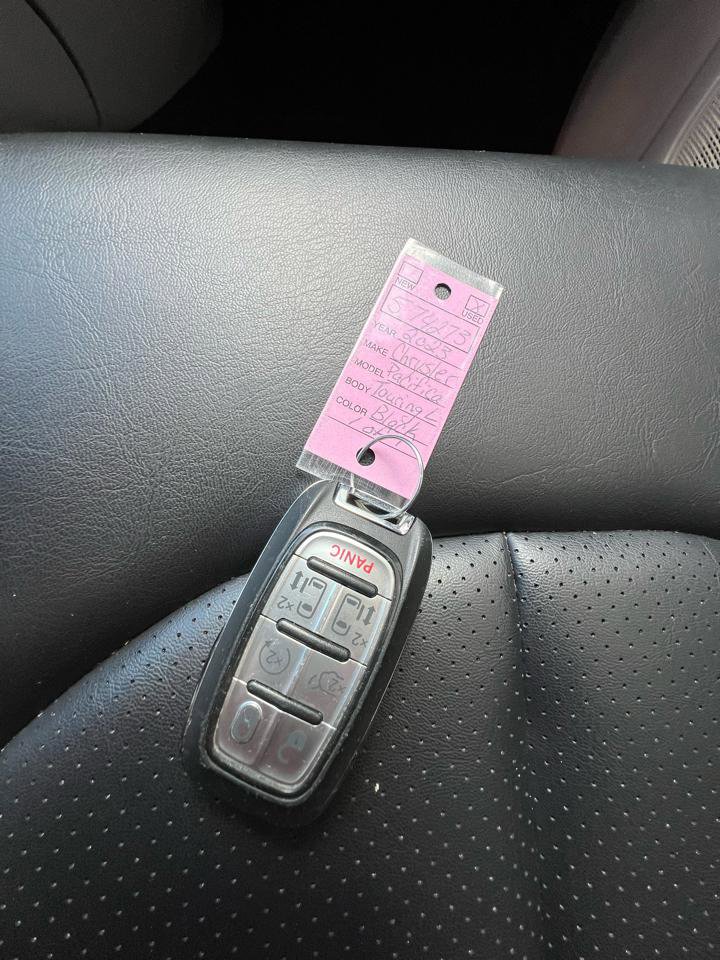 Used 2023 Chrysler Pacifica Touring-L image 22