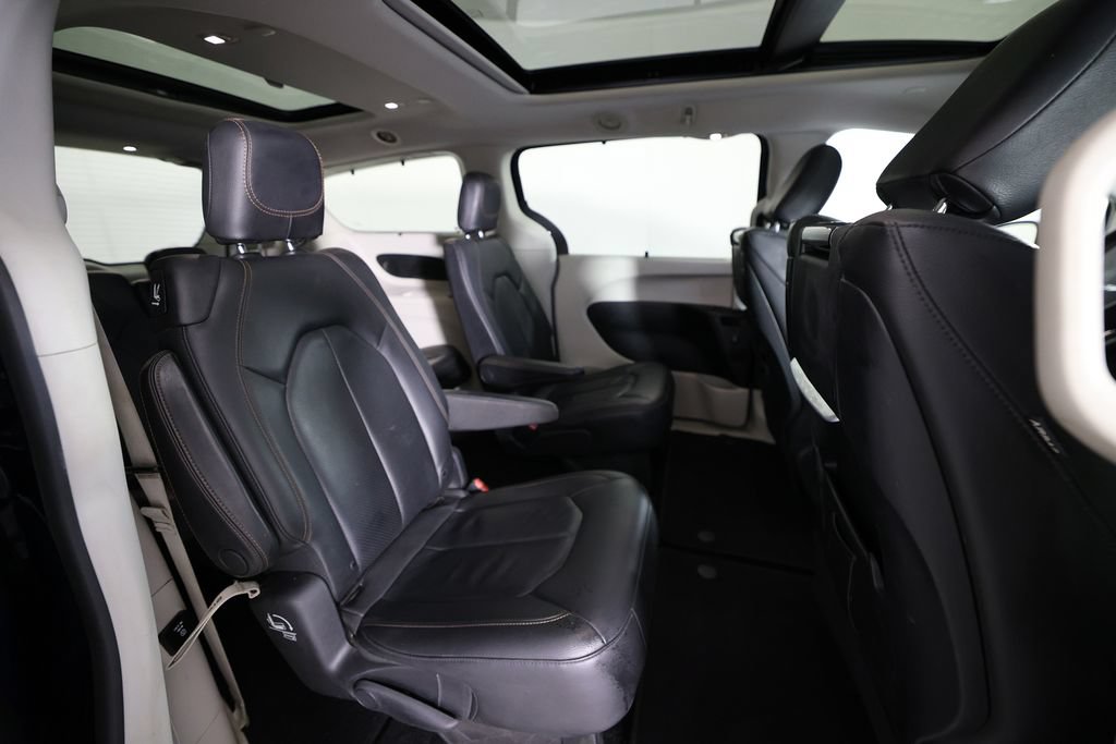 Used 2019 Chrysler Pacifica Touring-L Plus FWD image 11