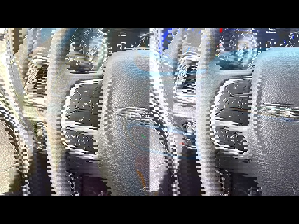 Used 2025 Chrysler Pacifica Select image 13