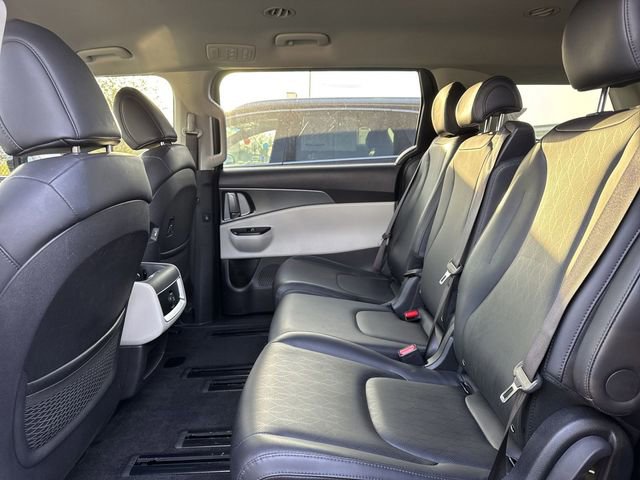 Used 2023 Kia Carnival LX image 11
