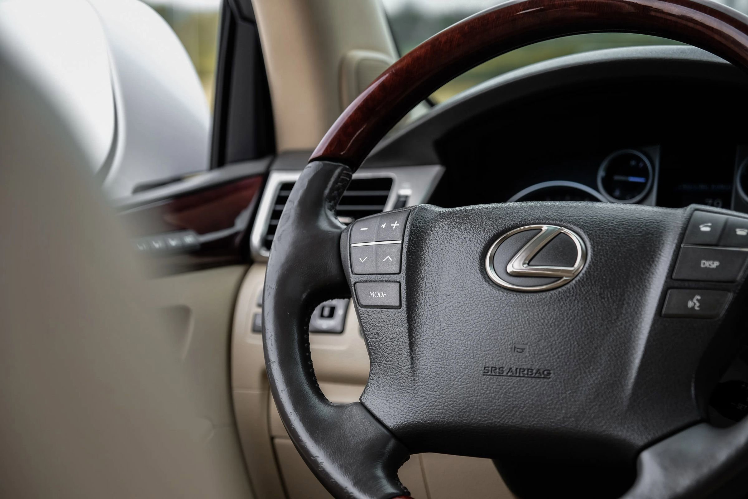 Used 2013 Lexus LX 570 4WD w/ Luxury Pkg image 21