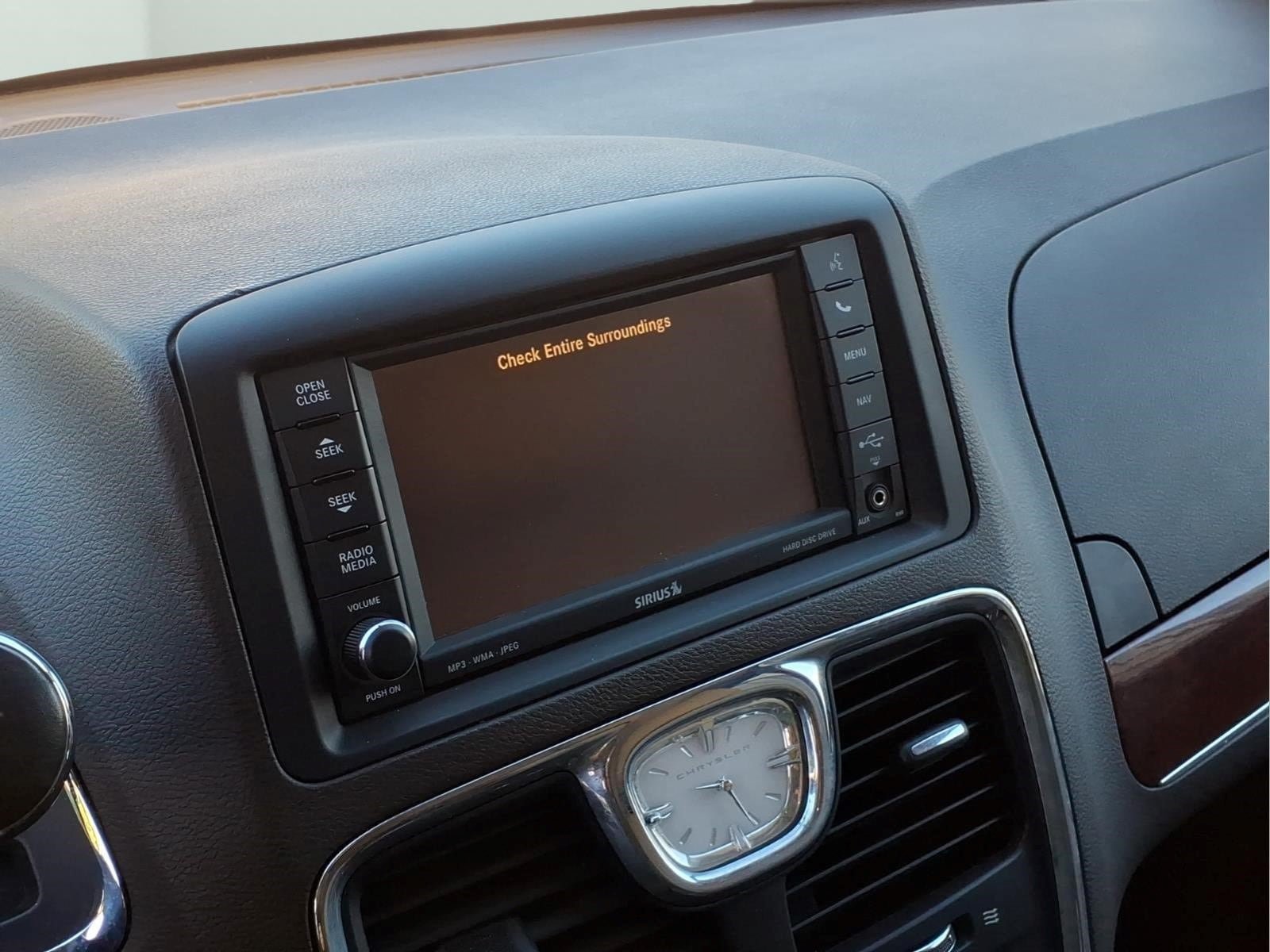 Used 2013 Chrysler Town & Country Touring-L w/ Driver Convenience Group FWD image 10