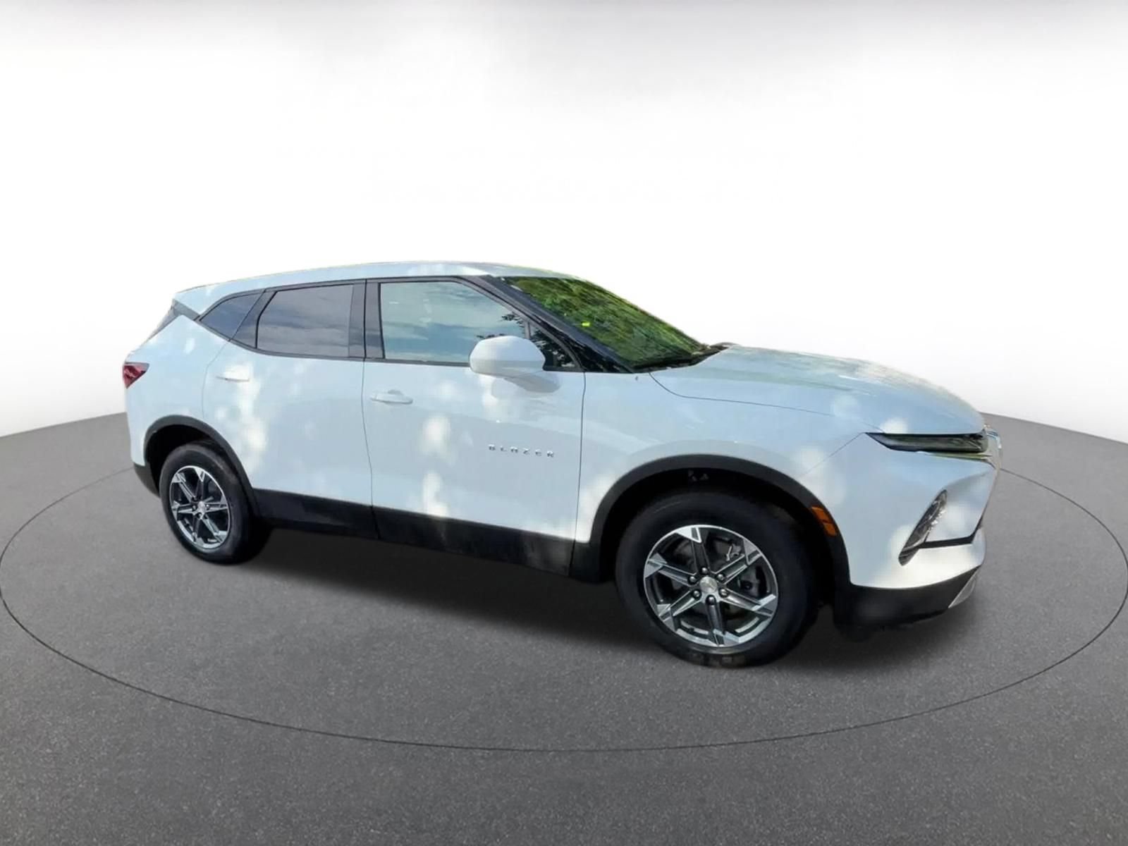 Used 2025 Chevrolet Blazer LT FWD image 2