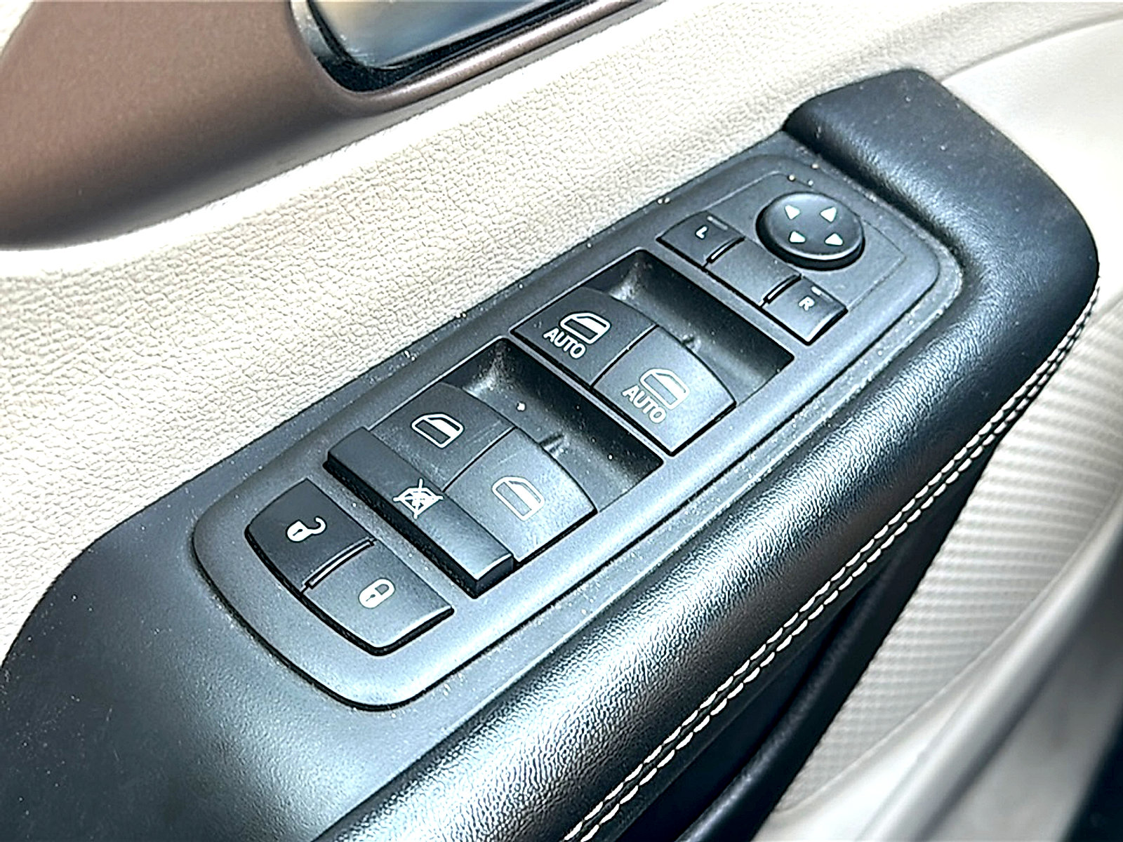 Used 2022 Chrysler Voyager LX FWD image 25