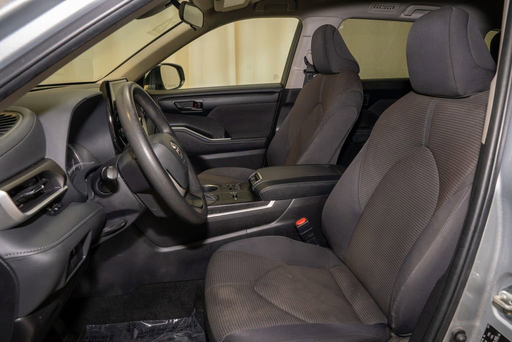 Used 2023 Toyota Highlander L image 13
