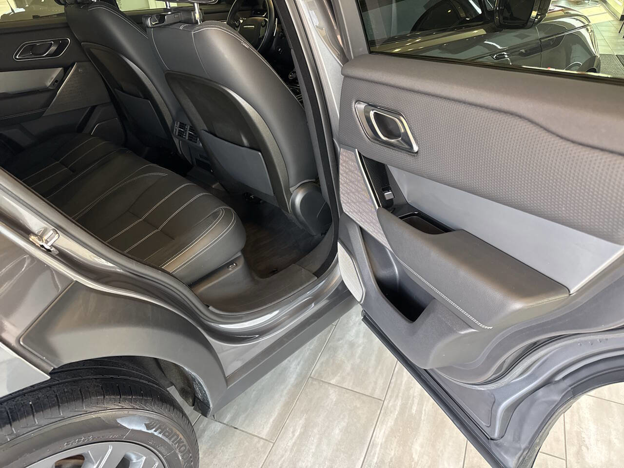 Used 2019 Land Rover Range Rover Velar R-Dynamic SE image 25