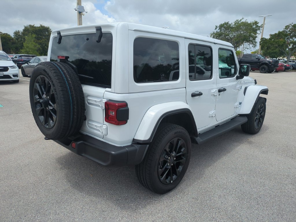 Used 2025 Jeep Wrangler Unlimited Sahara AWD/4WD image 6