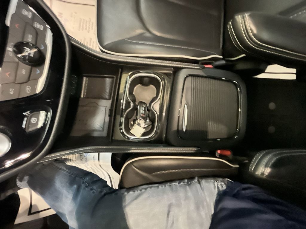 Used 2025 Chrysler Pacifica Limited image 21