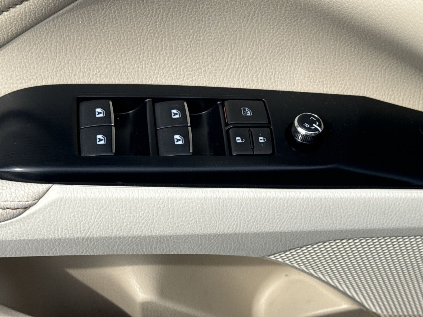 Used 2018 Toyota Camry XLE w/ Audio Package FWD image 15