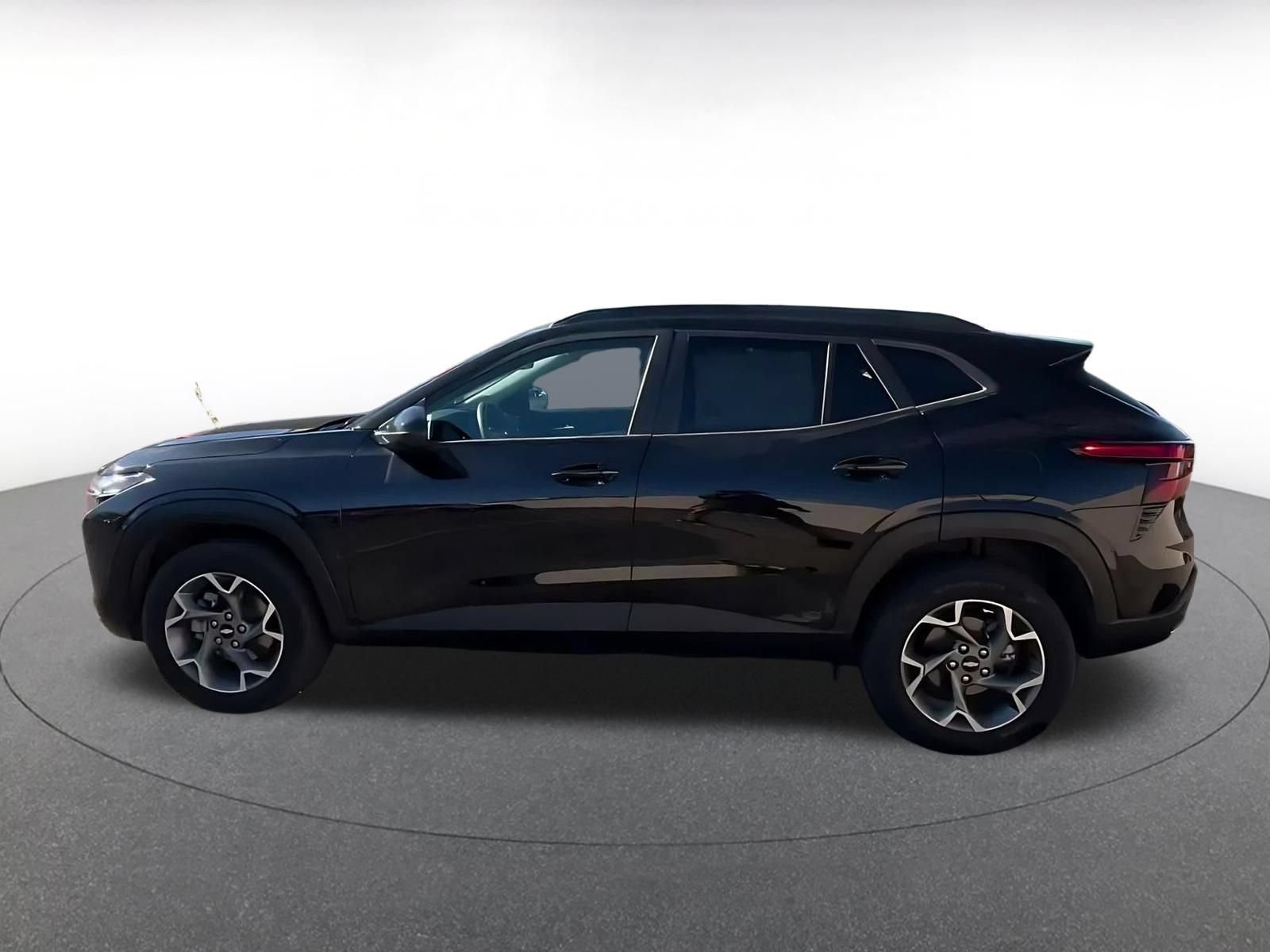 Used 2025 Chevrolet Trax LT FWD image 8