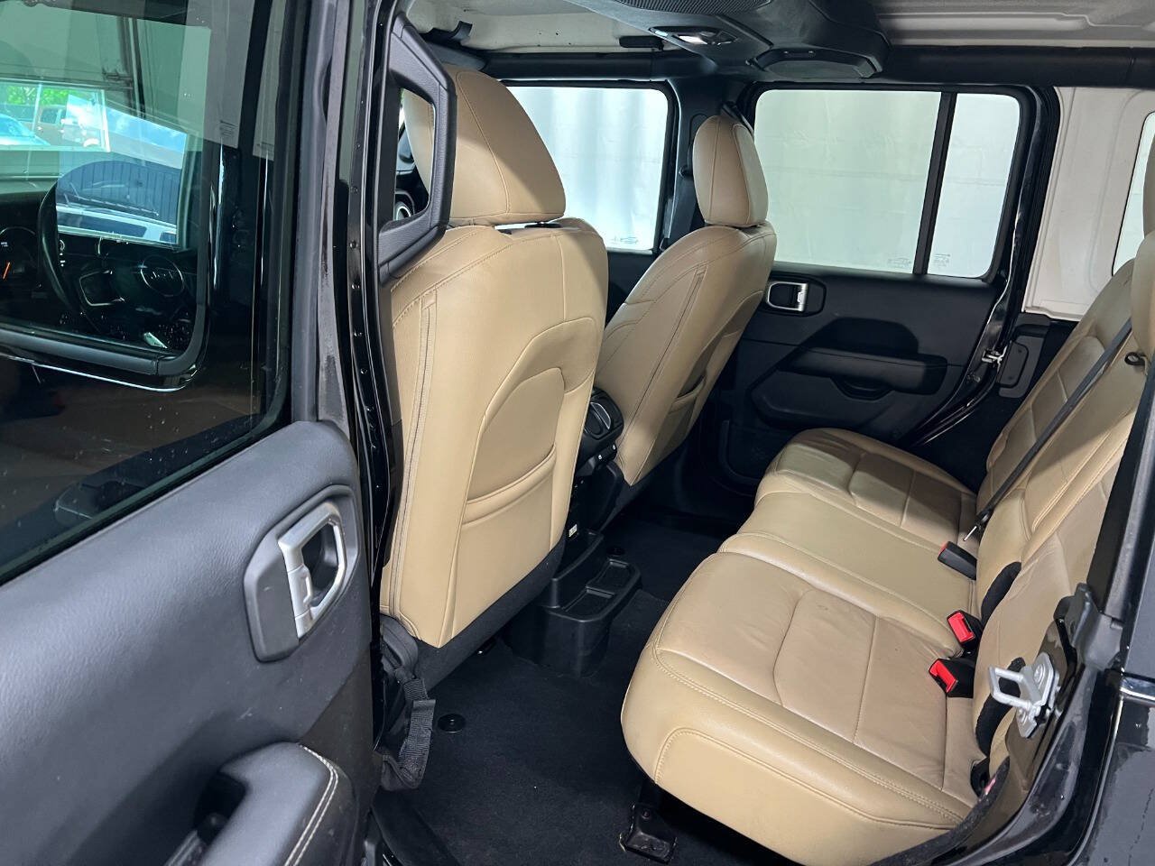 Used 2018 Jeep Wrangler Unlimited Sahara AWD/4WD image 9