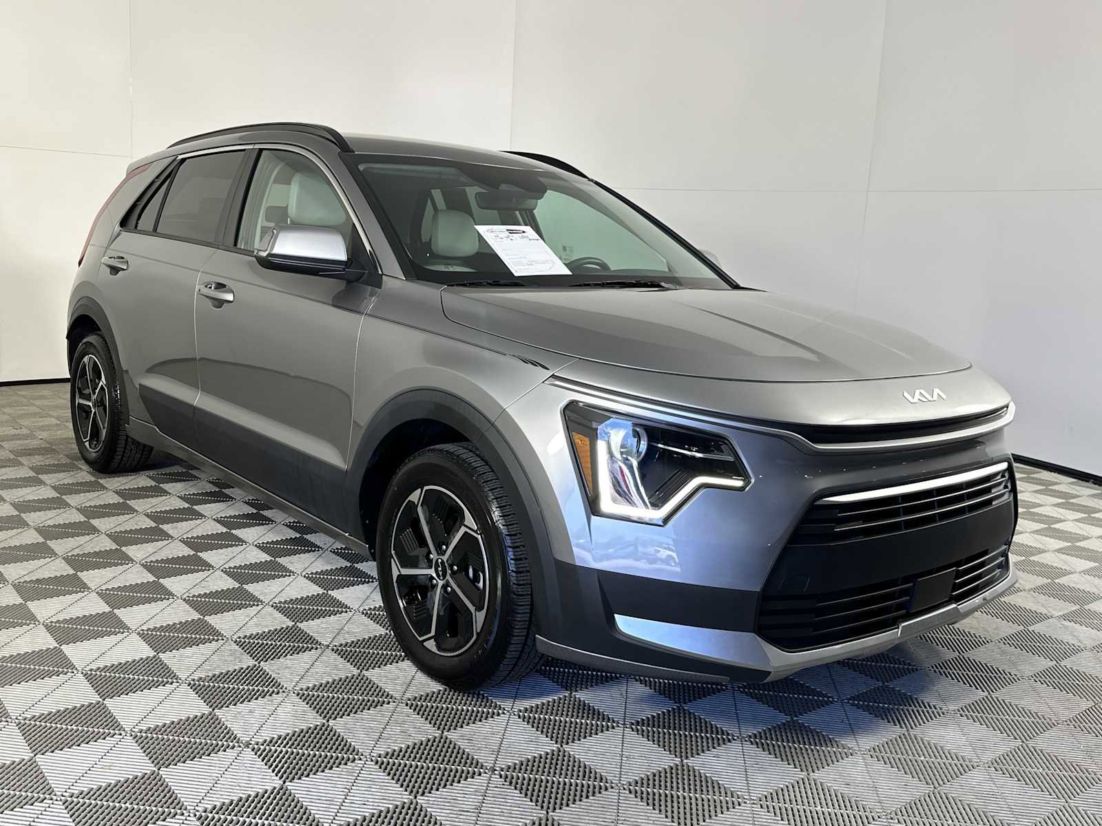 Used 2023 Kia Niro EX FWD image 1