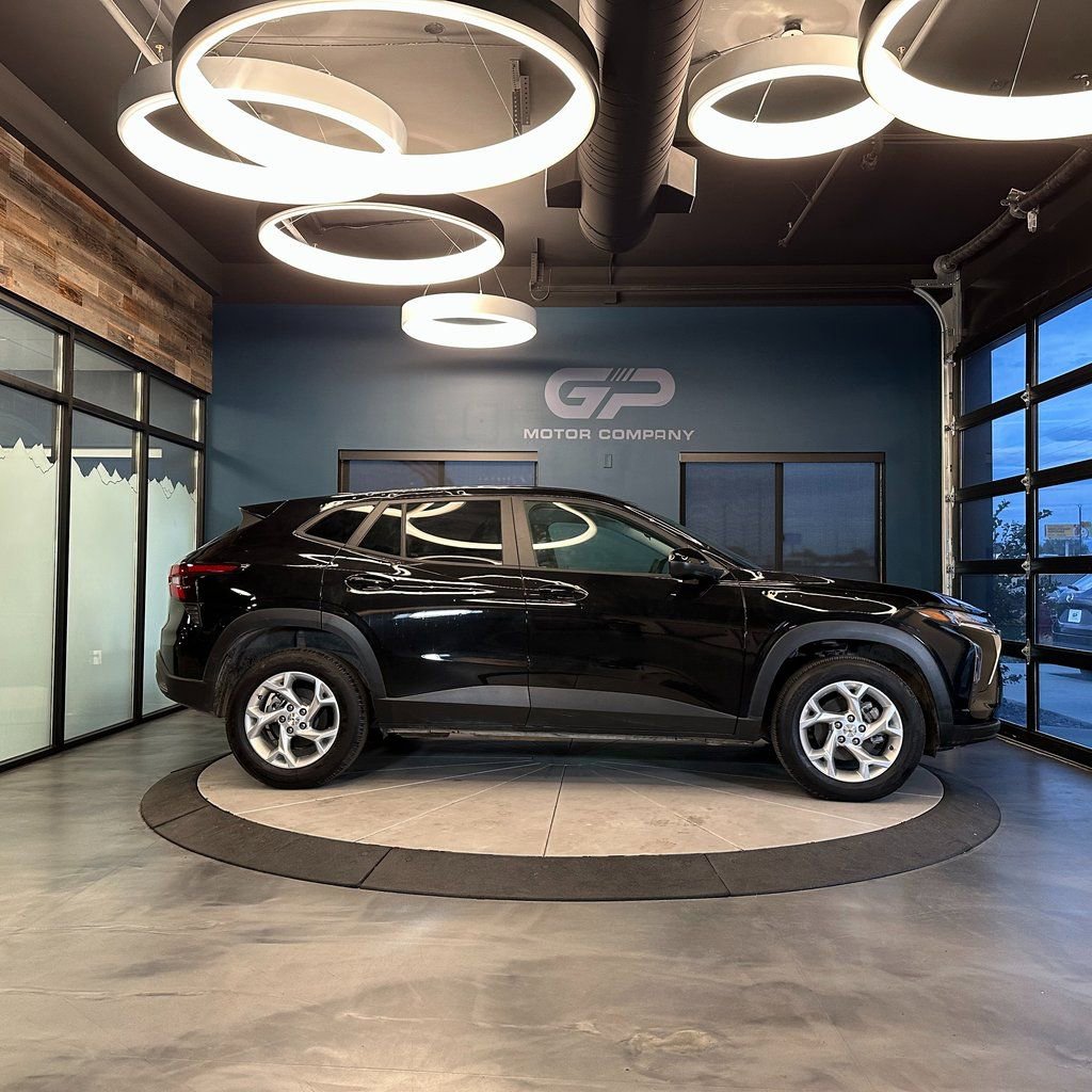 Used 2025 Chevrolet Trax LS w/ LS Convenience Package image 2