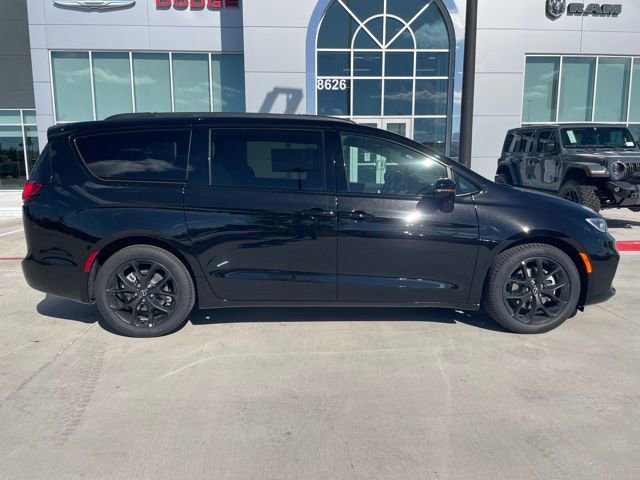 New 2026 Chrysler Pacifica Select w/ S Appearance Package image 2
