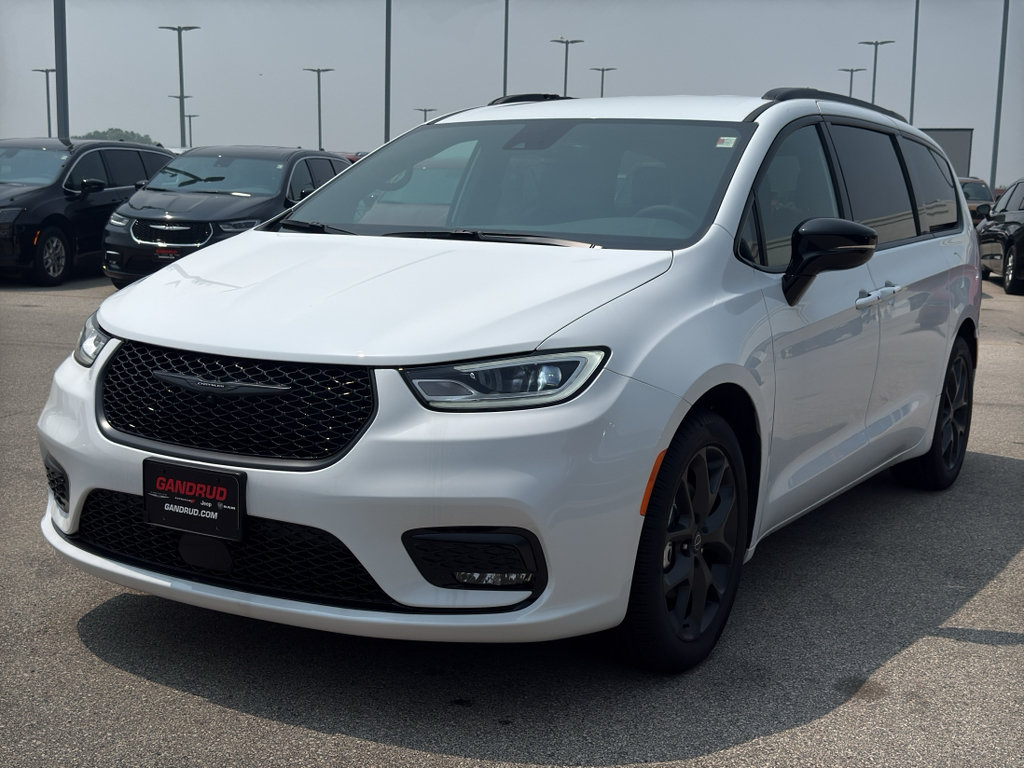 New 2026 Chrysler Pacifica Select w/ S Appearance Package FWD image 2