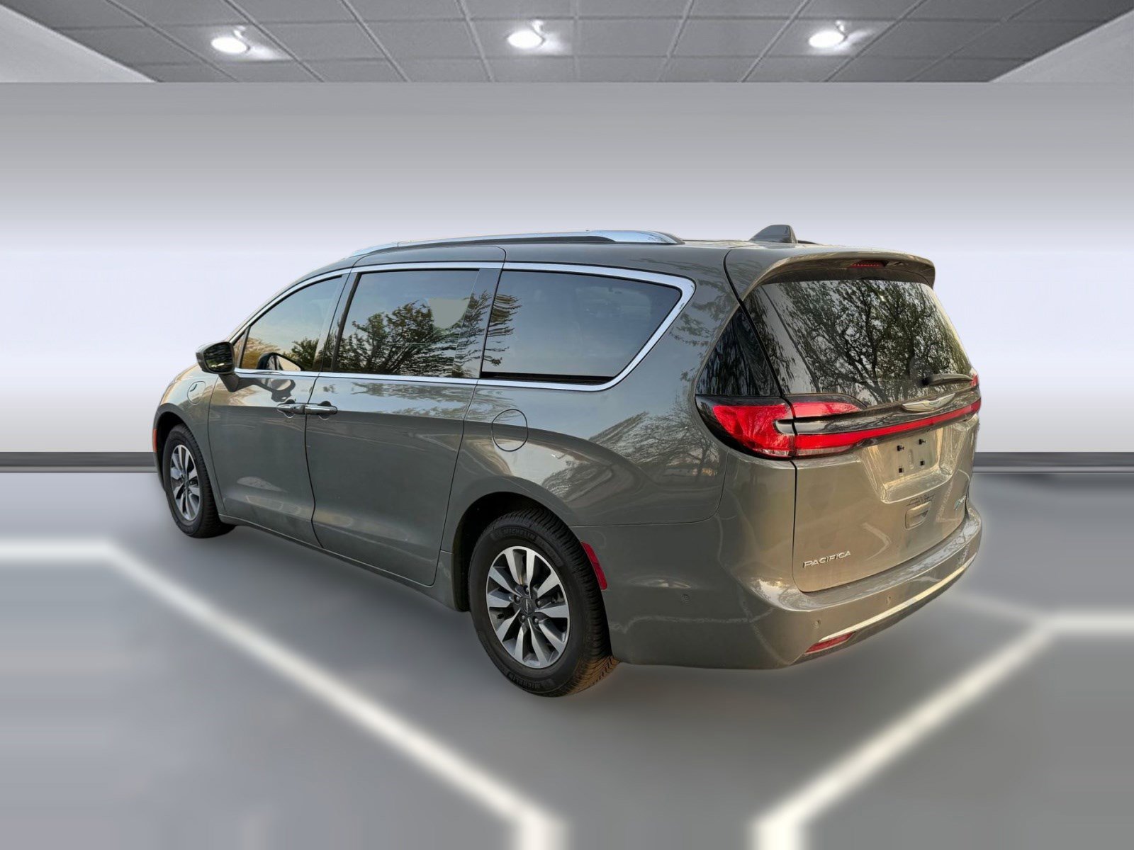 Used 2021 Chrysler Pacifica Touring-L FWD image 3