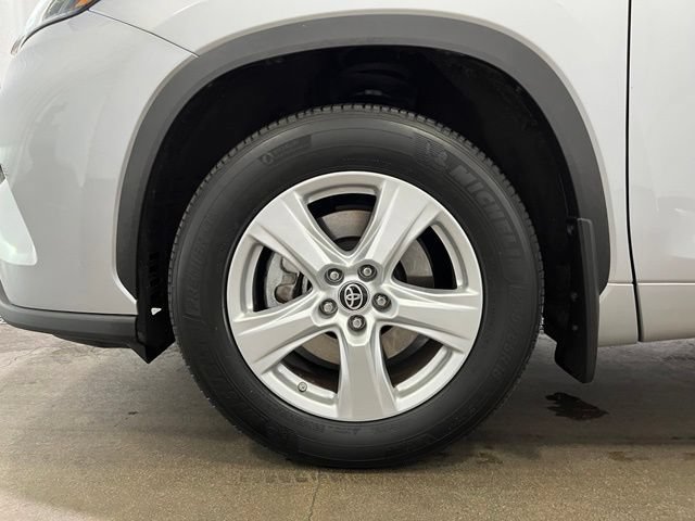 Used 2023 Toyota Highlander LE AWD/4WD image 27